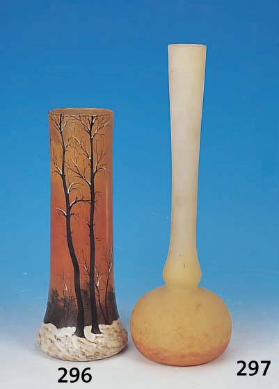 LANGHALSVASE, MULLER FRERES, 30ER JAHRE, FARBLOSES GLAS, MIT ROTEN UND CREMEFARBENEN EINPUDERUNGEN, H. 44 CM, ALTERSSPUREN, UNSIGN.