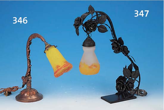TISCHLAMPE, FRANKREICH, 30ER JAHRE, SCHIRM FARBLOSES GLAS, ZWISCHEN DEN SCHICHTEN GELB U. ROT EINGEPUDERT, MONTUR KUPFER, FLORALER DEKOR, H. ...
