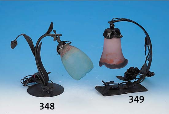 TISCHLAMPE, FRANKREICH, 30ER JAHRE, SCHIRM FARBLOSES GLAS, ZWISCHEN DEN SCHICHTEN VIO- LETT, ROSA U. ORANGEFARBEN EINGEPUDERT, AM UNTEREN RAND ...