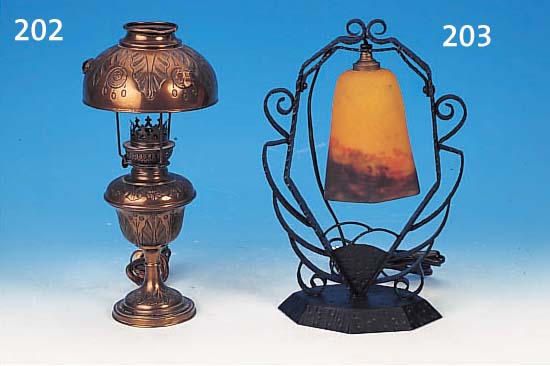 TISCHLAMPE, FRANKREICH, 30ER JAHRE, SIGN. DEGUE, SCHIRM FARBLOSES GLAS, ZWISCHEN DEN SCHICHTEN ORANGE, BLAU U. ROT EINGEPUDERT, EISENFUß, ...