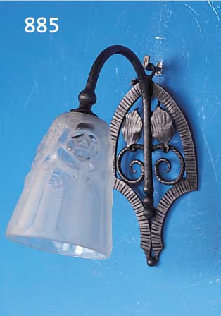 WANDLAMPE, FRANKREICH, 30ER JAHRE, WOHL DEGUE, FARBLOSER PREßGLASSCHIRM MIT RELIEF. FLORALEM DEKOR, TEILMATTIERT, EISENMONTUR, H. CA. 26 CM, ...