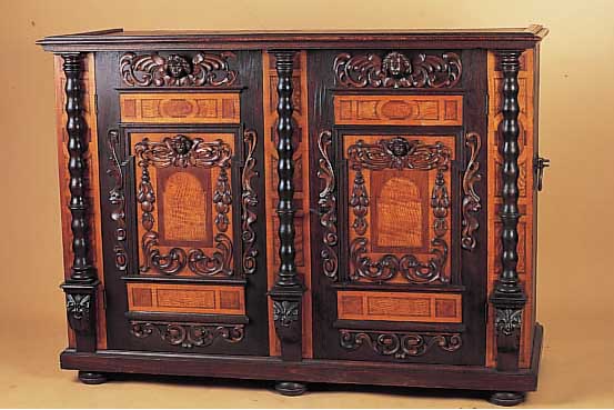 HALBSCHRANK, ULM, UM 1860/70, EICHE MASSIV, MIT GEDREHTEM SäULENDEKOR UND IM TYP. FASADENDEKOR, AHORNFURNIER, 100 X 135 X ...