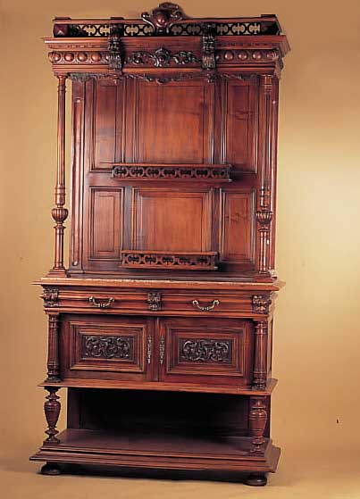 GROßES BUFFET, FRANKREICH, UM 1880/90 NUßBAUM MASSIV, MIT MARMORPLATTE, HOHER GESCHNITZER AUFBAU, SEHR ELEGANT UND DEKRATIV L. ...