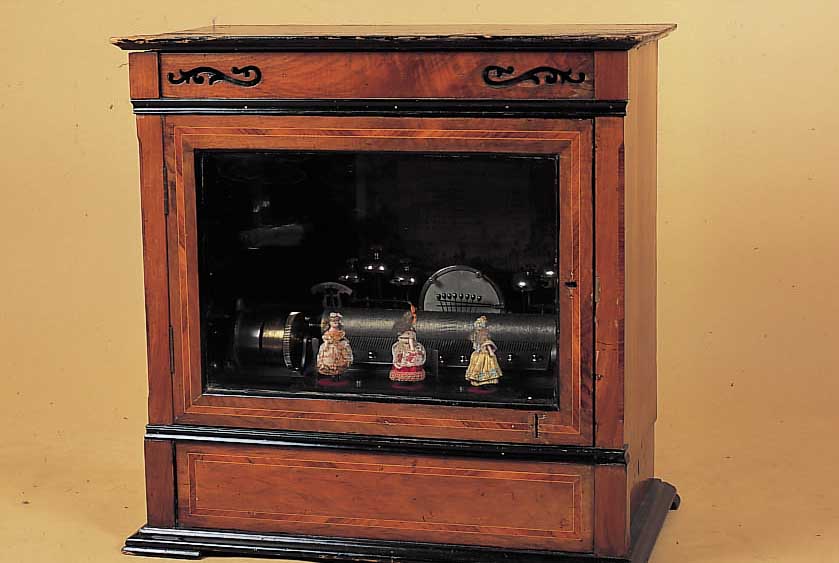 Spieluhr, vermutlich Schweiz, um 1890/1900, Holzgehäuse mit Laubsägearbeit, innen großer Kamm, Trommel und sechs Glocken mit Schmetter-lingen, ...