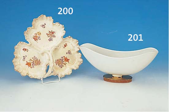 Blumensteckschale, KPM, Berlin, Entw. Trude Petri 1957, Sockel Messing/Holz, sonst Por- zellan, zweiteilig, innen mit Steckeinsatz, 15 x 32 cm, ...