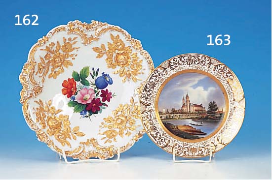 PRUNKSCHALE, MEISSEN, UM 1860, PORZELLAN, MITTIG MIT GROßEM BLUMENBOUQUET, ERHABENER BLUMENDEKOR, REICH VERGOLDET, BERIEBEN, ...