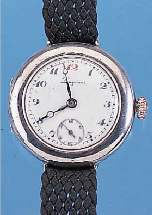 LONGINES DAMENARMBANDUHR, SCHWEIZ UM 1917, 900ER SILBER, SCHARNIERBODEN, GLASR. GEDR., ORIG.-EMAILBL. FEINHAARR., ROTE 12, SIGN., KL. SEK., ...