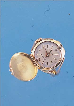 ACCURIST DAMENRINGUHR, SCHWEIZ UM 1964, GG 750/000, RW CA. 56, SCHMUCKSCHUTZKAPPE M. MONOGRAMM "HW", VERG. FORMANKERW., 21 ST., ...