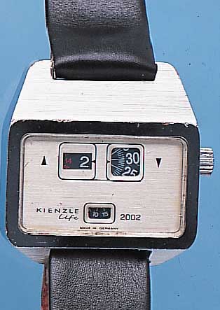KONVOLUT: 2 HERRENARMBANDUHREN, BEIDE DTSCH.PRODUKT. M. DIGITALER ZEITANZ., ZEITTYP. MAS- SIV-METALLGEH., BEIDE UM 1970, BEIDE STIFTEN- ANKERWERKE ...