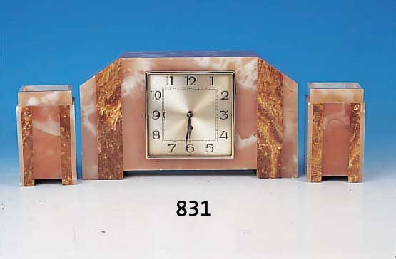 Kaminuhr mit zwei Beistellern, Frankreich, um 1930, geädertes Marmorgehäuse im Art Deco Stil, Glasdeckel, Metallzifferblatt, Stunden- zeiger ...