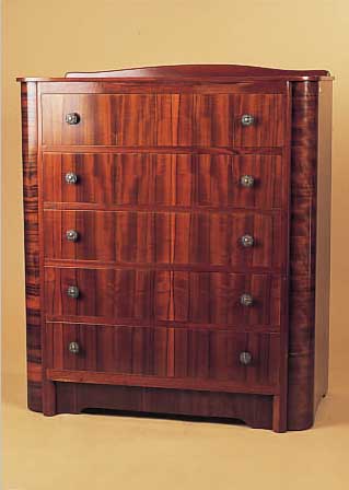 Hochkommode, England, 20/30er Jahre, Art- Deco, Nußbaumfurnier, fünf Schübe, aufge- arbeitet, 107 x 91 x 47 cm