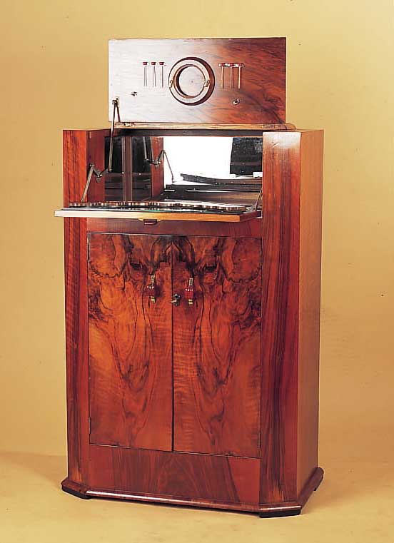 Bar, Art-Deco, England, 30er Jahre, aufklappbar, mit Inneneinrichtung, oben ver- spiegelt, unten ein Einlegeboden, z.T. Wurzel-nuß und ...