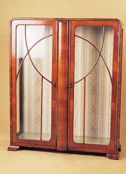 Vitrine, England, 30er Jahre, Nußbaumfurnier, zwei Glasböden, aufgearbeitet,114 x 91 x 30 cm