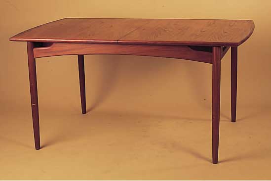 Ausziehtisch, England, wohl 50er Jahre, Eichefurnier und Mahagoni, aufgearbeitet, ein Einlegeboden, 73 x 147 x 89 cm, verlänger-bar um 46 cm