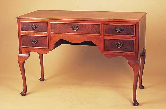 KLEINER SCHREIBTISCH, ENGLAND, 20ER JAHRE, NUßBAUMFURNIER, Z.T. WURZELNUß, FüNF SCHüBE, AUFGEARBEITET, OHNE SCHLüSSEL, 76 X 111 X 50CM