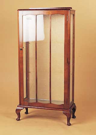 Kleine Vitrine, England, 30er Jahre, Nußbaumfurnier, zwei Glasböden, aufge- arbeitet, 122 x 62 x 30 cm