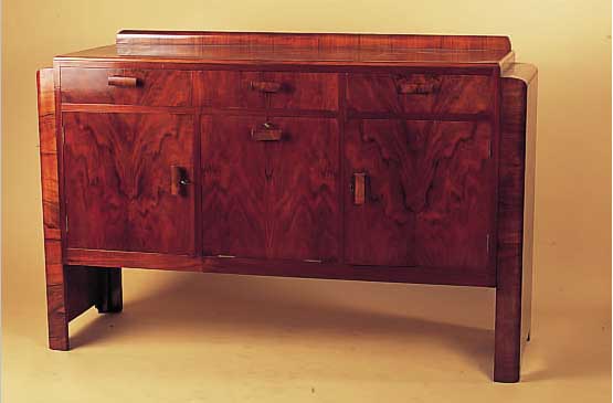 Anrichte, England, 30er Jahre, Nußbaum- und Wurzelnußfurnier, drei Schubladeneine Klappe und zwei Türen, zwei Böden, elegante ...