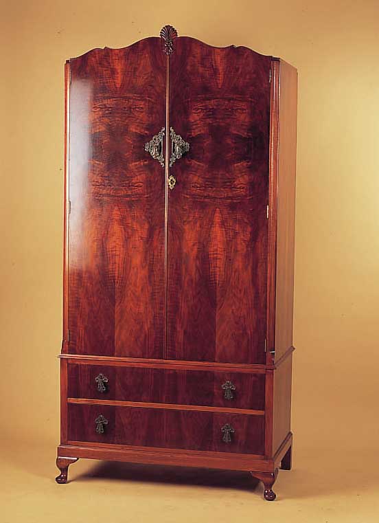 Kleiderschrank, England, 30er Jahre, Nußbaumfurnier und Wurzelnußfurnier, innen z.T. helles Furnier und Mahagonifurnier, große ...