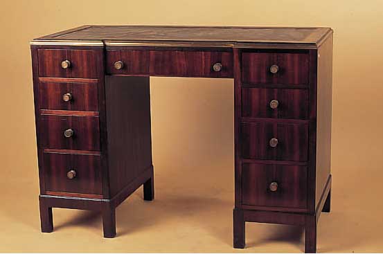 kleiner Schreibtisch, England, um 1900, Mahagonifurnier, z.T. massiver Korpus, neun Schubladen, Lederplatte, aufgearbeitet, dunkel ...