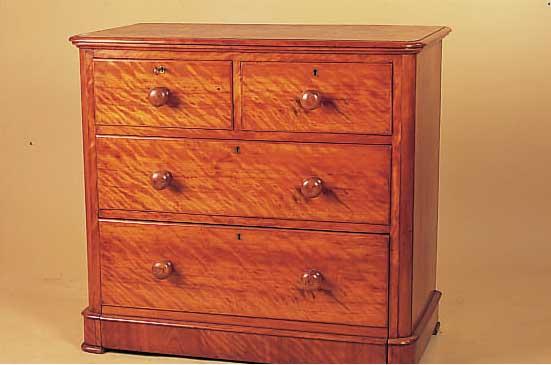 Kommode, England, um 1920/30, Birkefurnier, vier Schubladen, aufgearbeitet, 81 x 88 x 45 cm