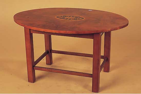 kleiner Beistelltisch, England, um 1920, Wurzelnußfurnier mit ovalem Einlegearbeit, aufgearbeitet, oval, 46.5 x 83 x 56 cm