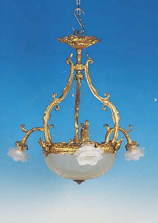 LAMPE, BAROCKSTIL, UM 1900 MESSINGGUßGESTäNGE, GESCHLIFFENES MITTELGLAS, DREI ROSENSCHIRME NEU, MIN. BESTOßEN, INT. H. 68 CM, ...