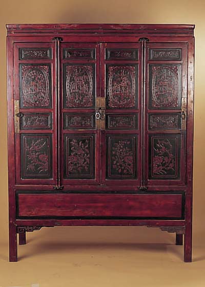 VIELZWECKSCHRANK, CHINA, 2. HäLFTE 19. JH., HOLZ REICH ROT GELACKT UND IN KASSETTEN GE- SCHNITZT, VIERTüRIG, INNENEINRICHTUNG MIT EIN-LEGEBöDEN ...