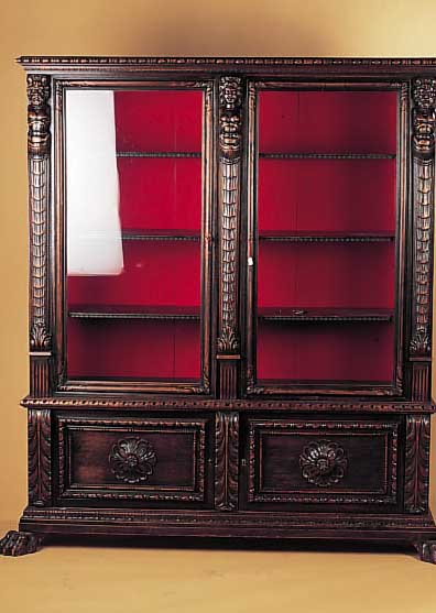 Bücherschrank, deutsch, 20er/30er Jahre, Nußbaum reich geschnitzt, Klauenfüße, drei- seitig verglast, Einlegeböden, ca. 172 x 160 x 50 ...