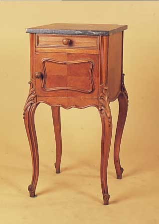 Beistellschränkchen, Frankreich, um 1870, Nußbaum furniert, Marmorplatte oben sek., in- nen mit weißem Marmor verkleidet, Gebr.- und ...