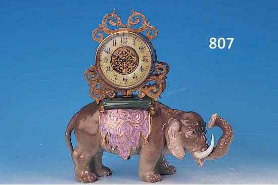 TISCHUHR, MEISSEN, UM 1880/90, 2. WAHL, POR-ZELLAN, IN FORM EINES ELEFANTEN, SCHWANZ REST./-ENDE FEHLT, BEMALT, GOLDSTAFFAGE, RESTAU- RIERT, UHR ...