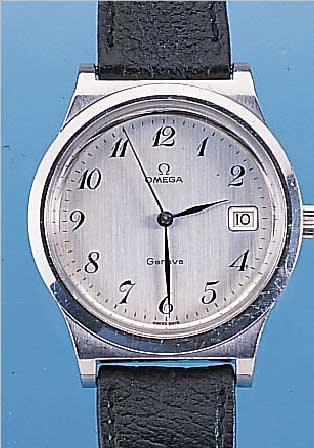 KONVOLUT: 2 OMEGA HERRENARMBANDUHREN, BEIDE EDELST., BöDEN GESCHR., HANDAUFZUG, NEUE LEDER-B., 1X KAL. 266, UM 1955, INCABL. STOSSGES., BLATT FL., ...