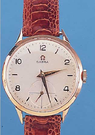 OMEGA HERRENARMBANDUHR, UM 1956, NEUTR. RG 750/000-GEH., BODEN U. GLASR. GEDR., BLATT REST., WERK ROTVERG., 17 ST., HANDAUFZUG, KAL. 266, ...