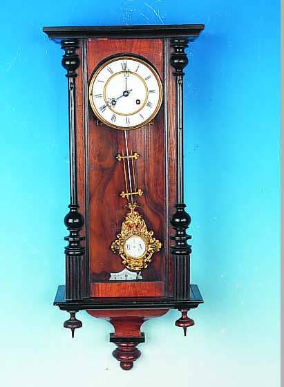 WANDUHR, DEUTSCH, UM 1880, VERZIERTES HOLZGEHäUSE SCHWARZ ABGESETZT, DREISEITIG VERGLAST, AUFSATZ FEHLT, ZWEIGE- TEILTES ...