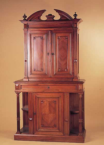 AUFSATZBUFFET, WOHL HOLLAND, UM 1890, NUßBAUMFURNIER, KASSETTIERT, VOLLSäULENDEKOR 195 X 105 X 47 CM, MITTELTEIL FEHLT