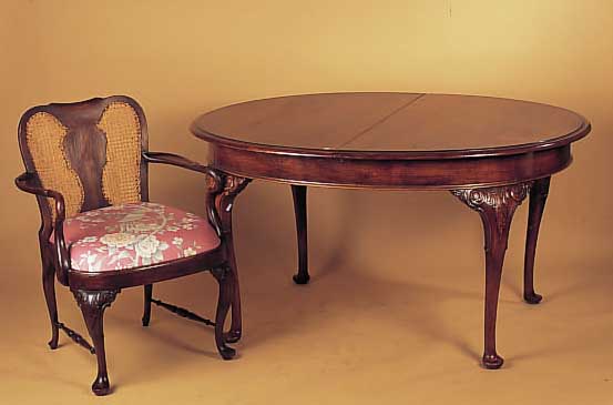 Tisch und vier Armlehnsessel, Barockstil, 30er Jahre, Nußbaum, leichte Altersschäden, Ausziehtisch mit einer Platte, H. 77 cm, 145 x 110, ...