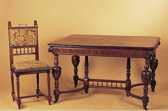 AUSZIEHTISCH MIT SECHS STüHLEN, FLANDERN, UM 1890, EICHE MASSIV, REICH VERZIERTER TISCH, BöDEN FEHLEN, STüHLE üBER KORBGEFLECHT ...