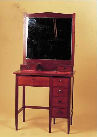 Frisiertisch, wohl deutsch, um 1900, Mahagonifunrier, z.T. massiv, Spiegeleinsatz, dekorativ, 152 x 75 x 45 cm, Altersspuren