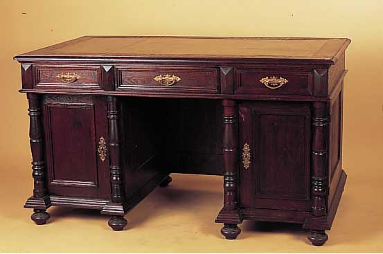 Schreibtisch, deutsch, Gründerzeit, um 1880 Eiche meist massiv, Halbsäulen, neue Leder- platte, aufgearbeitet, l. Altersspuren, 80 x 139 x ...
