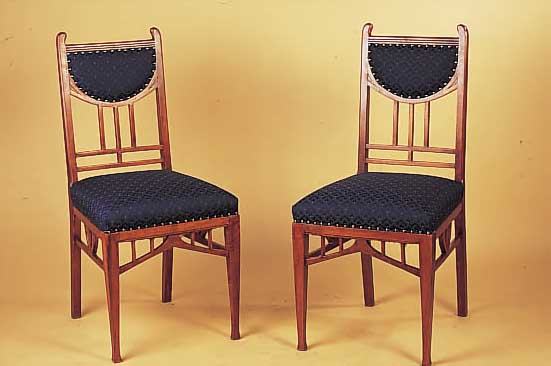 Sechs Stühle, Jugendstil, um 1900, Nußbaum massiv, neu bezogen, sehr elegant, H/Sh.99/52 cm