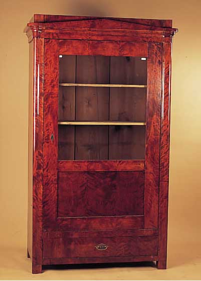Vitrine, Biedermeier, um 1840, Birkefurnier, Sockelschub, poliert, leichte Altersspuren, ohne Schlüsel, 186 x 110 x 55 cm