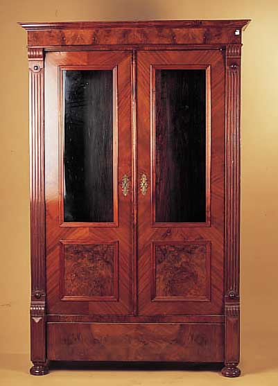 Glasschrank, Gründerzeit, um 1880/90, Nußbaumfurnier, kassettiert, aufgearbeitet, 185 x 118.5 x 49 cm