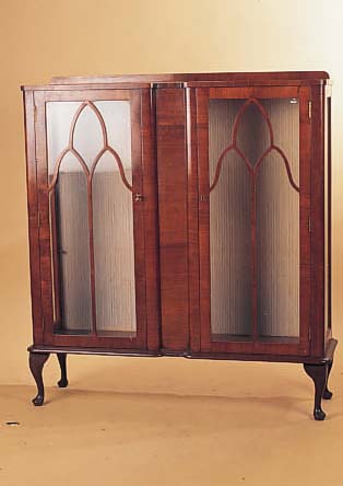VITRINE, ART-DECO, ENGLAND, 30ER JAHRE, NUßBAUMFURNIER, GLASBODEN, L. ALTERSSPUREN, 118 X 105 X 31 CM