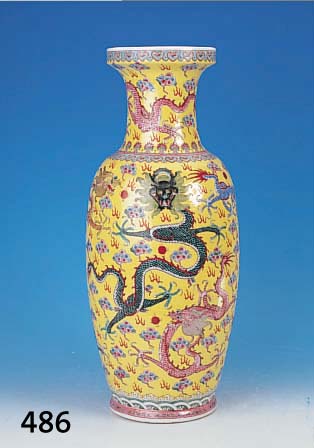 GROSSE VASE, CHINA, UM 1900, PORZELLAN, GELBGRUNDIG, REICH BUNT BEMALT MIT ORNAMENTEN UND DRACHEN, H. 61 CM