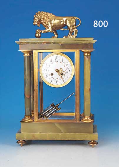 PENDULE, FRANKREICH, UM 1910/30, ONYXGEHäUSE, VIER VOLLPLASTISCHE SäULEN, VER- STELLBARE FüßE, KAPITELLE- U. BASEN ...