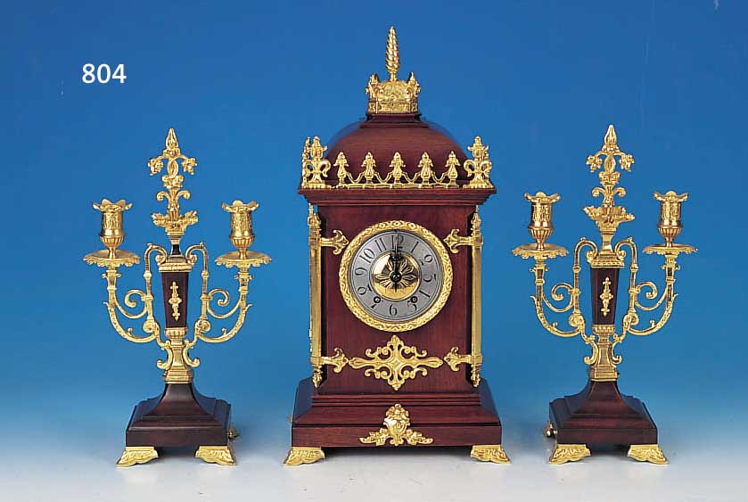 KAMINUHR MIT ZWEI BEISTELLERN, FRANKREICH, UM 1900, POLIERTES HOLZGEHäUSE REICH BESETZT MIT POLIERTEN APPLIKATIONEN, IM SOCKEL HISTO- RISIERENDE ...
