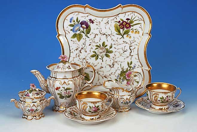 TETE-A-TETE, SPM, UM 1860, PORZELLAN, REICH VERGOLDET (BERIEBEN), BUNTE BLUMEN- MALEREI, BESTEHEND AUS TABLETT, ZWEI TASSEN MIT ...