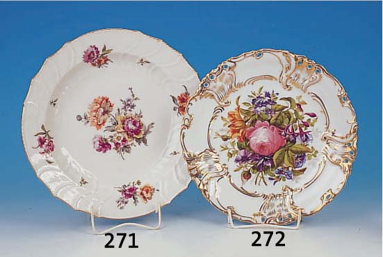 GROßER TIEFER TELLER, KPM BERLIN, UM 1900, PORZELLAN, RELIEFIERTER RAND, BUNTER BLUMEN- MALEREI, GOLDRAND, D. CA. 31 CM