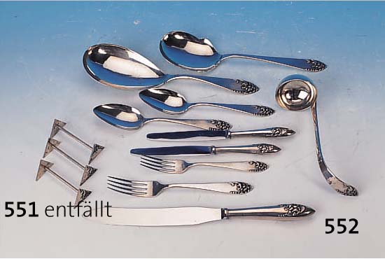 BESTECK, DEUTSCH, UM 1910, METALL VERSIL- BERT, BESTEHEND AUS: 6 MESSERN, 6 GABELN, 6 LöFFELN, 6 KL. MESSERN, 6 KL. GABELN UND 6 KL. ...