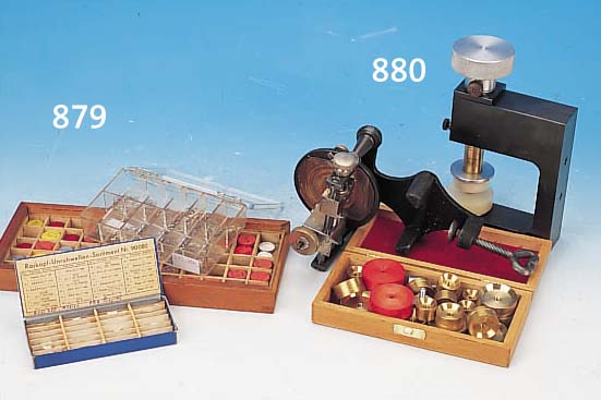 KONVOLUT UHRMACHERWERKZEUG, BEST. AUS: A) PREßSTOCK MIT SPINDEL, ZUM SCHLIESSEN VON UHRGEHäUSEN, DIVERSE EINSäTZE IM HOLZETUI; B) ...