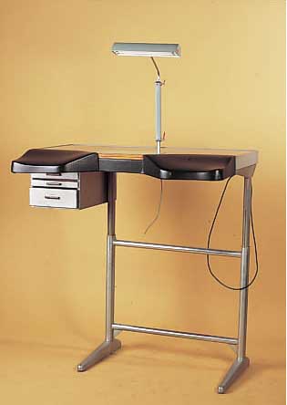 Uhrmachertisch, dt., um 1970, Holzplatte mit Hartkunststoff beschichtet, Holzumrandung,gepolsterte Armauflagen, 3 Schubladen, mit passender ...